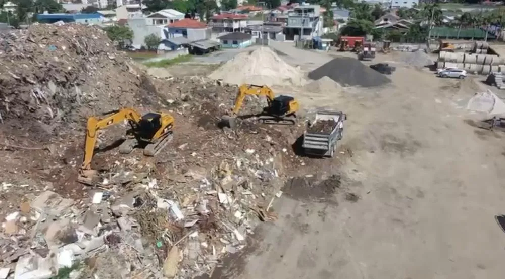 Limpeza pesada: Obras inicia retirada de entulhos acumulados no pátio