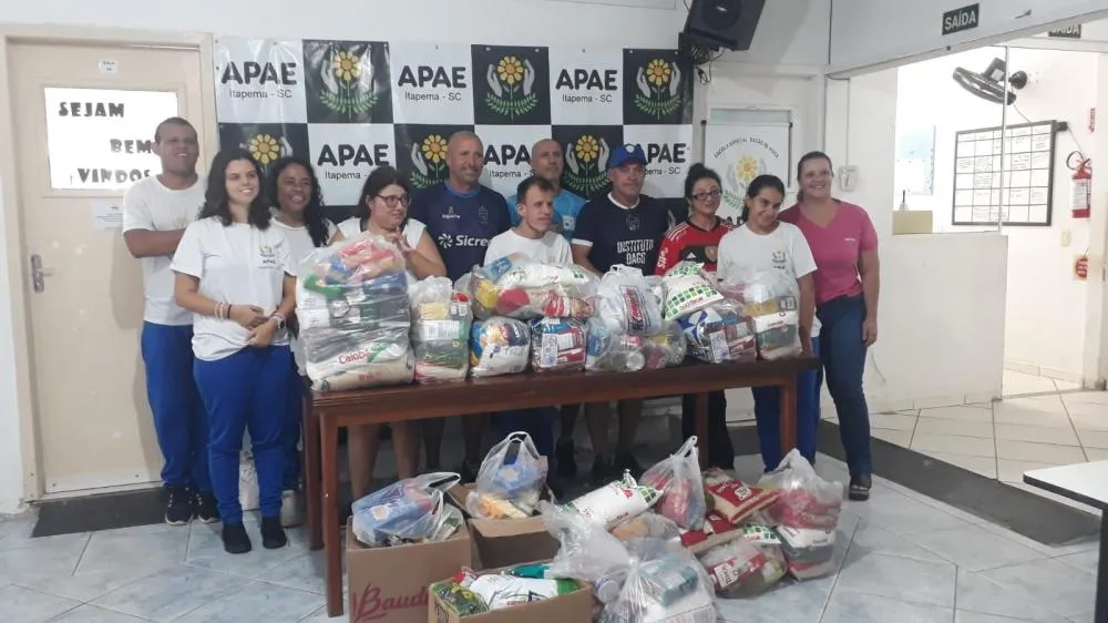 Cestas básicas arrecadas no Campeonato Itapemense de Futebol Amador são entregues na APAE